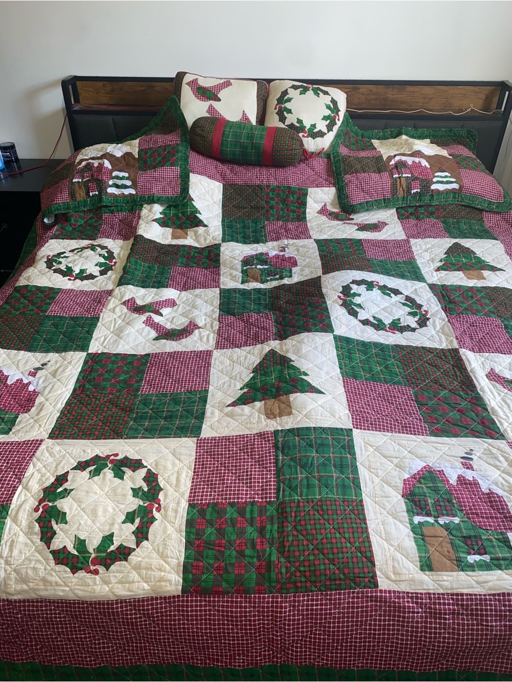 2000’s Christmas Quilt bedspread set. 2 pillow shams and 3 decorative pillows